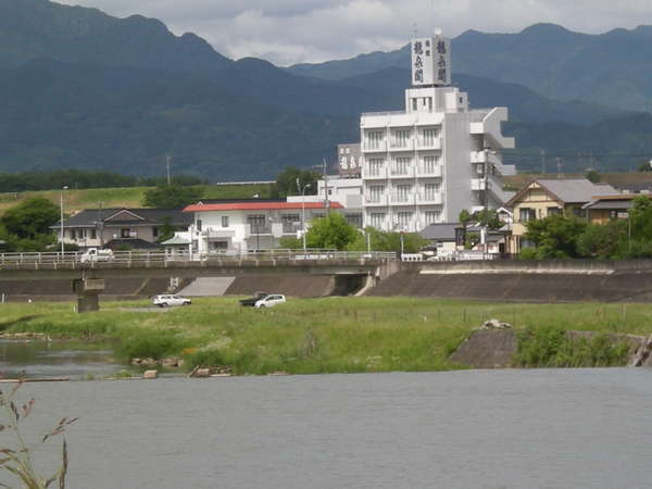 合志川沿いに白い５階建てが目立ちます。