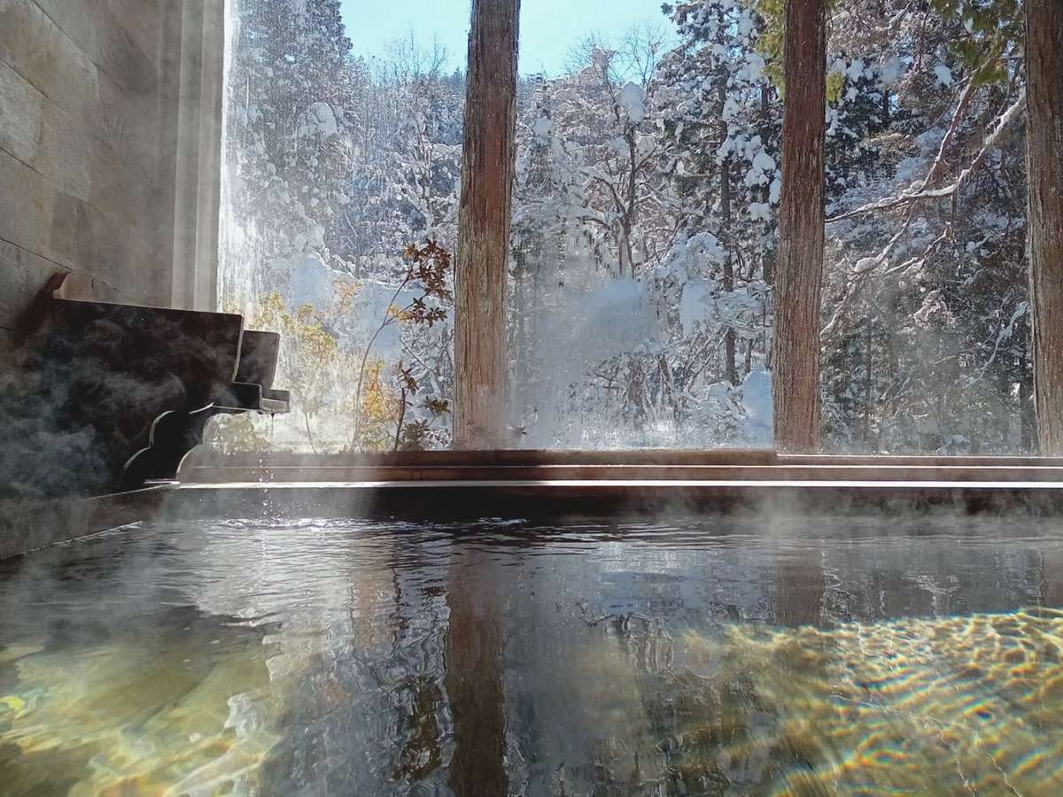 【温泉】檜風呂　冬は雪見風呂もお愉しみいただけます