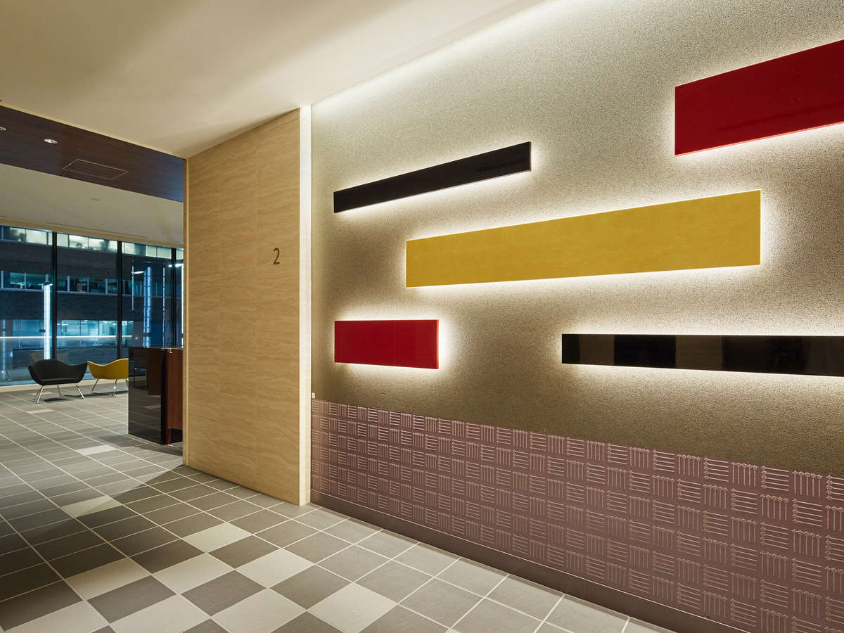 「京橋モダン」をコンセプトにデザインされたアートウォール（エレベーターホール）