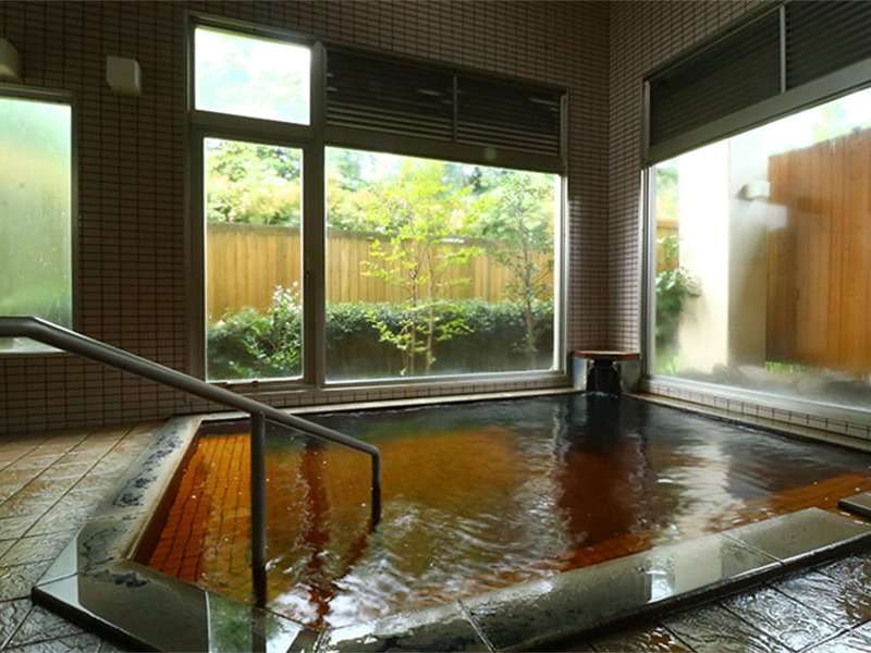 琥珀色の大浴場内風呂