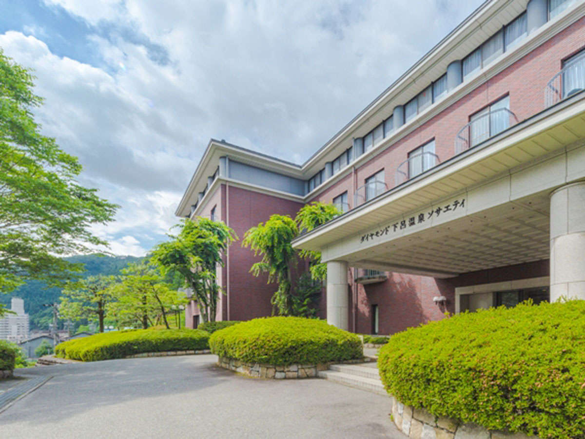 【外観】下呂温泉の喧騒を離れた、高台に佇む会員制リゾートホテル