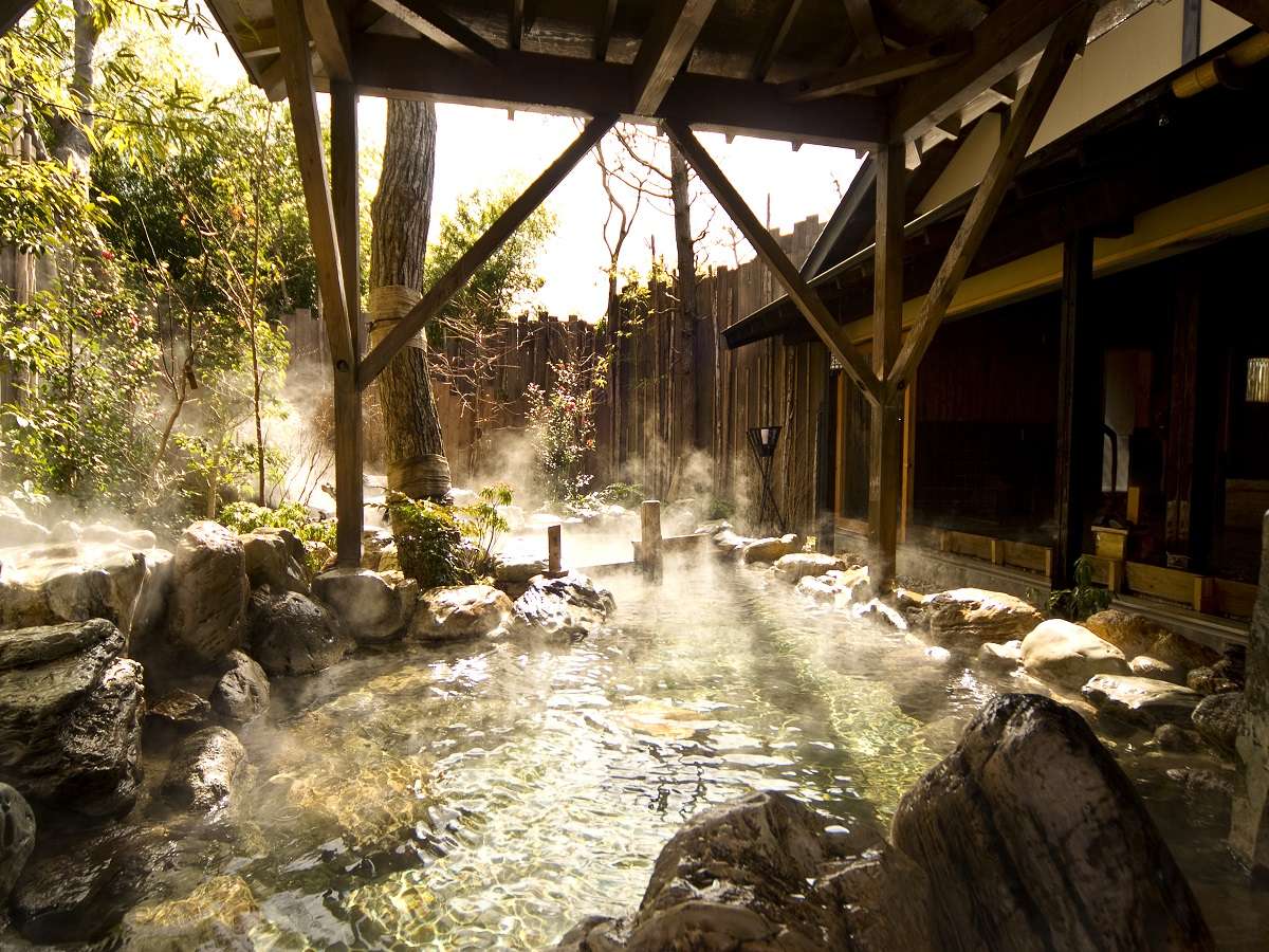 【大浴場：露天風呂】箱根の四季の自然を全身で堪能♪