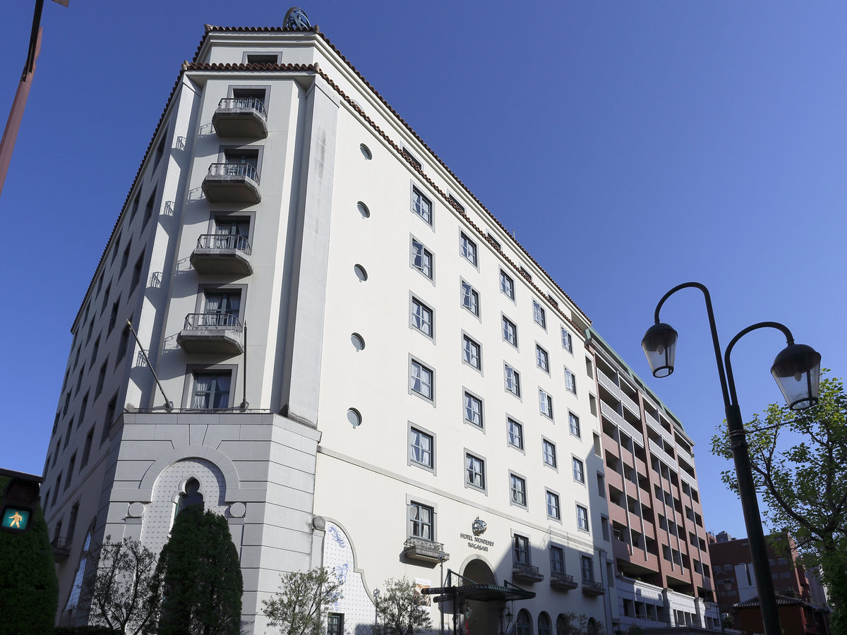 JR「長崎」駅から長崎電気軌道でホテル最寄りの「大浦海岸通り」停留場まで約20分。
