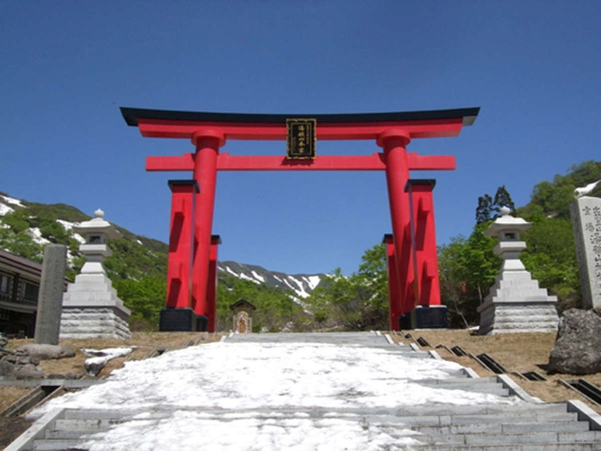 *湯殿山神社／国の指定名勝の庭園です。当館よりお車で約75分