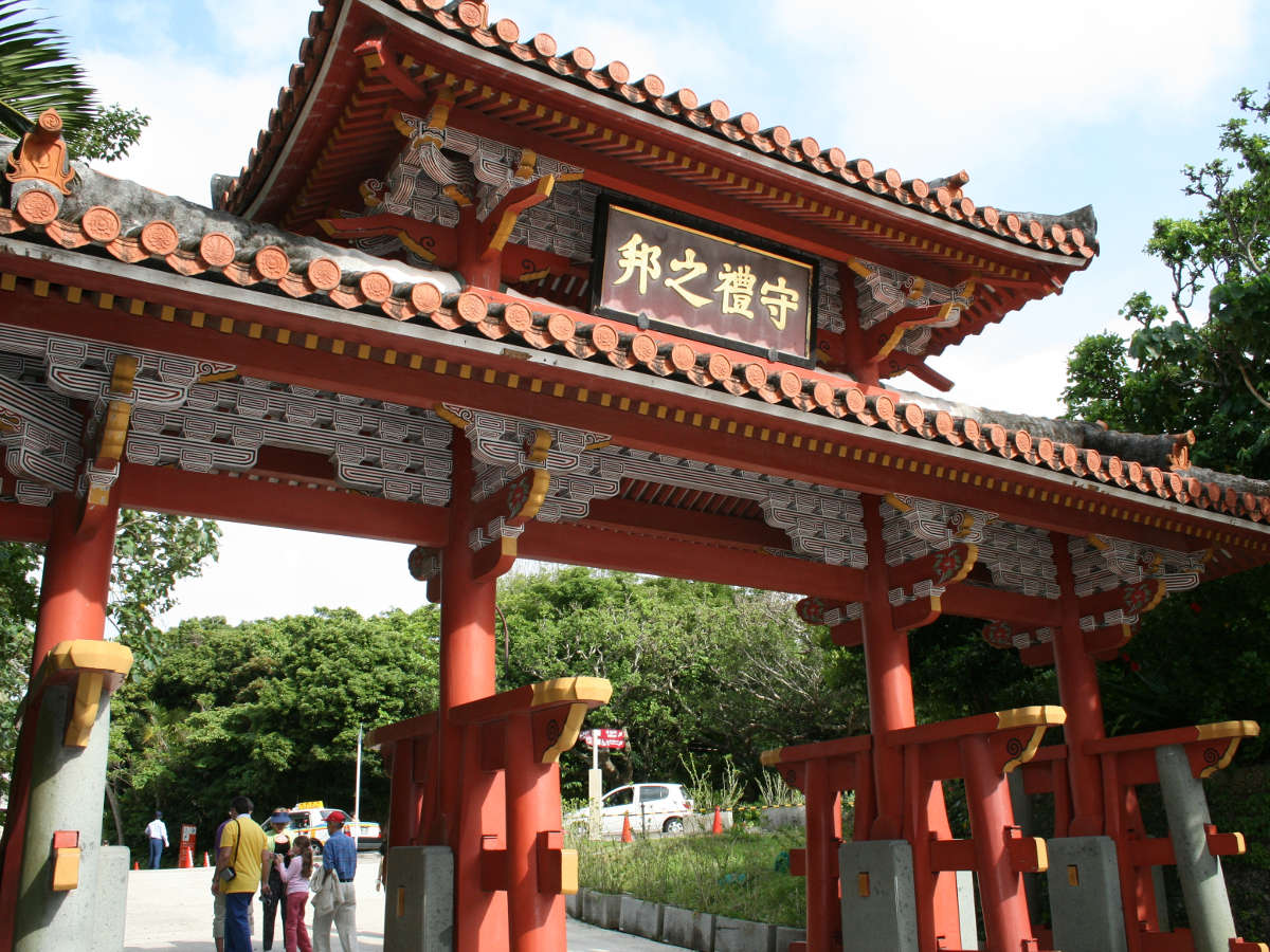 【守礼門】門に掲げられている扁額の「守礼之邦」とは、「琉球は礼節を重んずる国である」という意味。