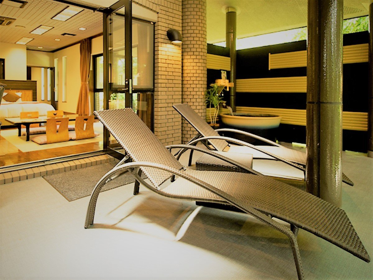 【客室一例】和×洋の織りなす「非日常」な空間。海岸線に位置しながら「緑光浴」も味わえる部屋をご用意。