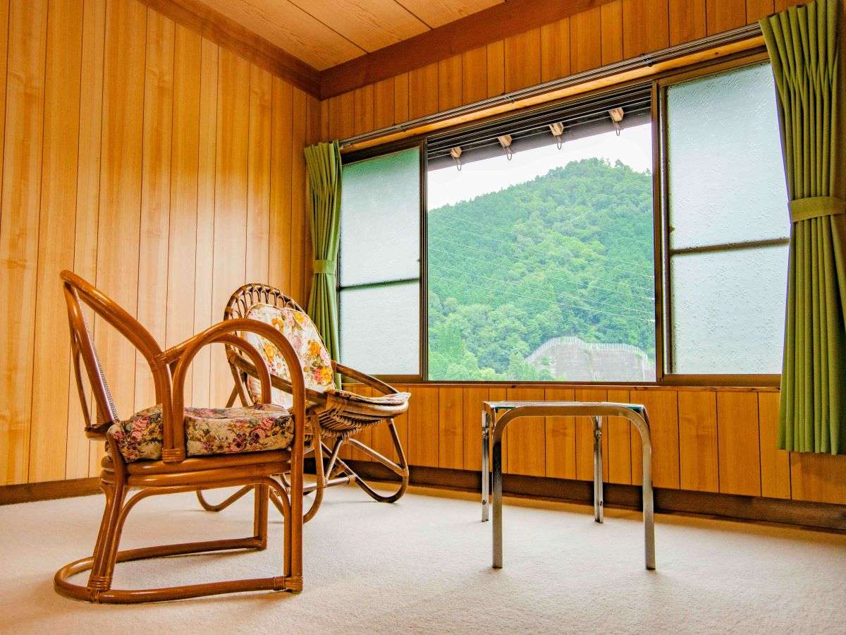 客室/大きな窓から、のどかな山里を望めます!