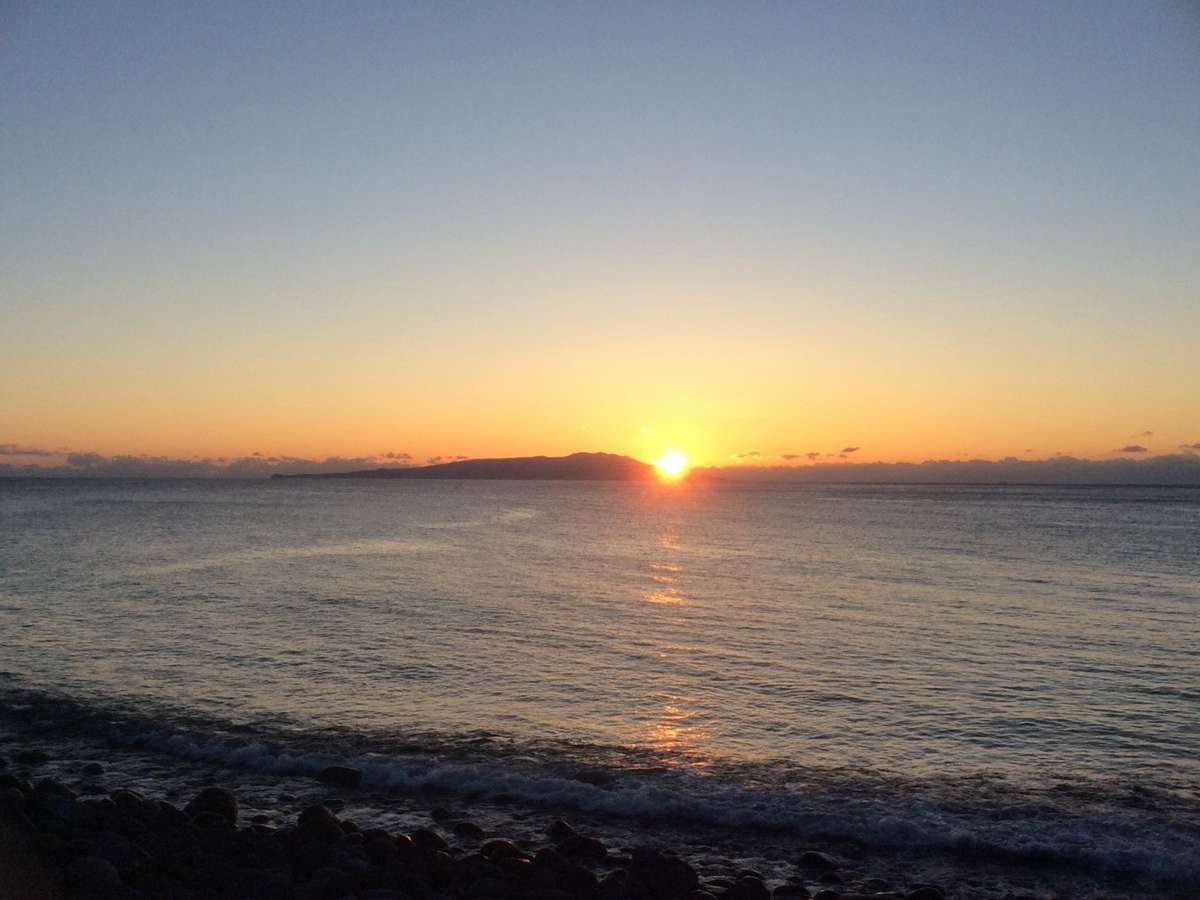 太平洋から昇る日の出の写真です。伊豆大島とセットでお部屋からのぞめますよ。