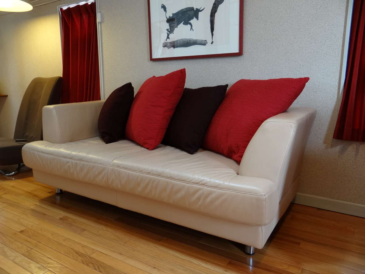 42㎡の広いリビングには、本革の大型ソファーもあります。