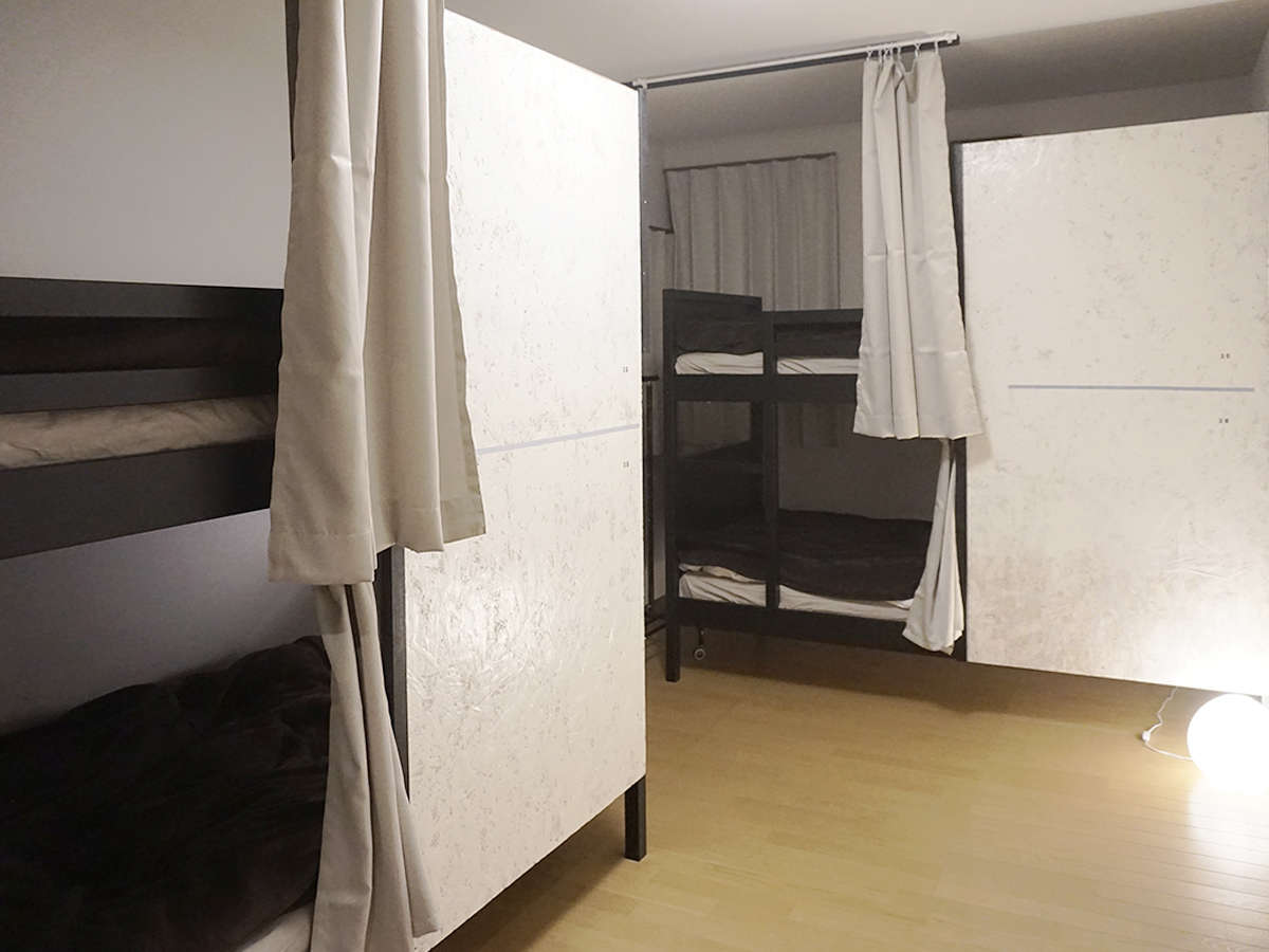 プライバシーも確保できる２段ベッドが２つがあるドミトリー。各ベッドにはコンセントと照明もございます。