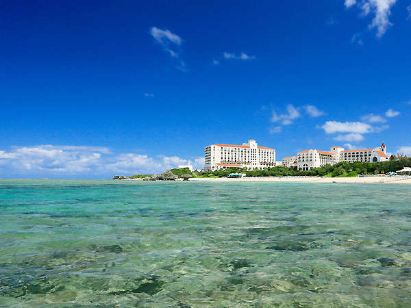 ホテル目の前に広がる珊瑚礁の青い海は、沖縄本島屈指の透明度！白い砂浜では星の砂をみつけることも…☆