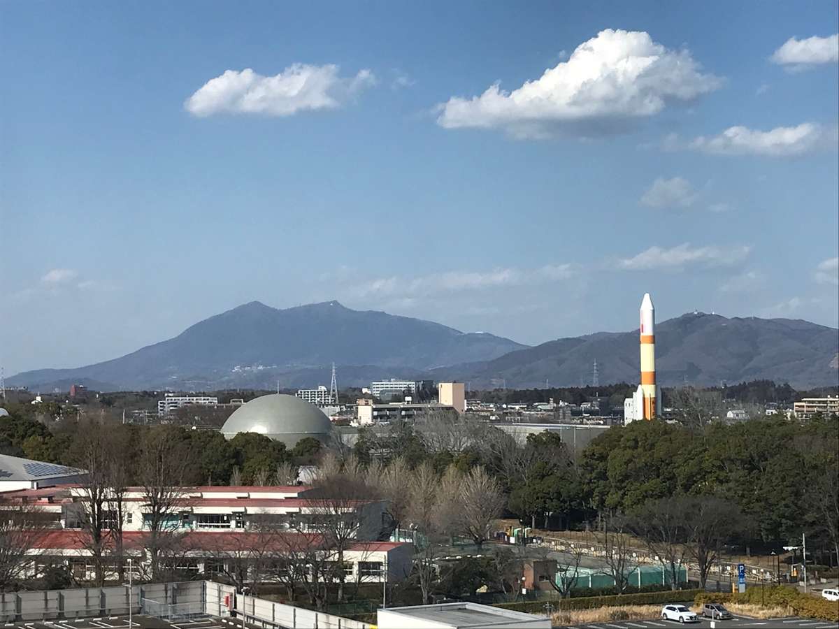 筑波山とエキスポセンター（H-IIロケット）