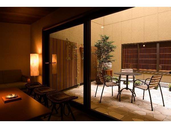 談話室より中庭をのぞむ　ご自由におくつろぎいただけるゆったりとしたオープンスペースの空間です