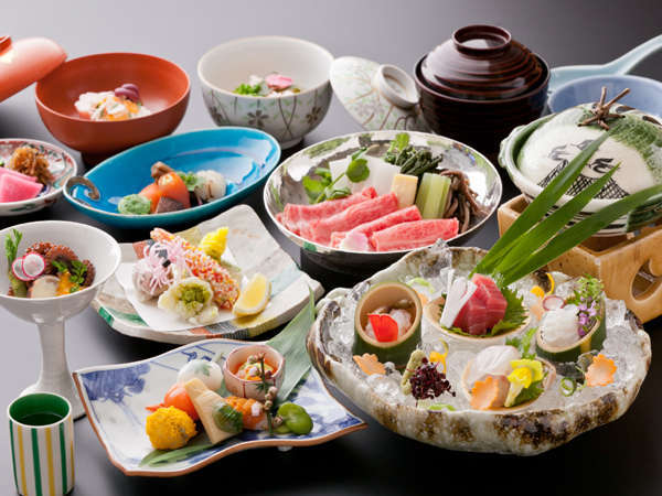 【季節の京会席料理・一例】旬の食材をふんだんに使ったお品書です。