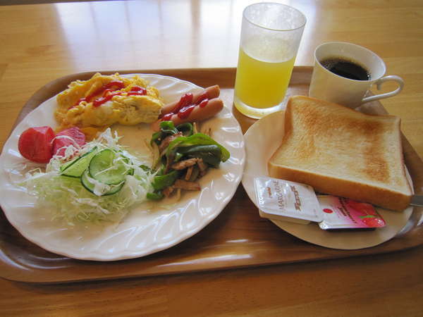 朝食。パン、コーヒー、ジュースはお代わり自由！また、お野菜は旬の新鮮なものを使用しています。