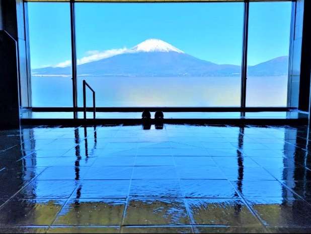天然温泉を使用した大浴場からも富士山を一望することができます。