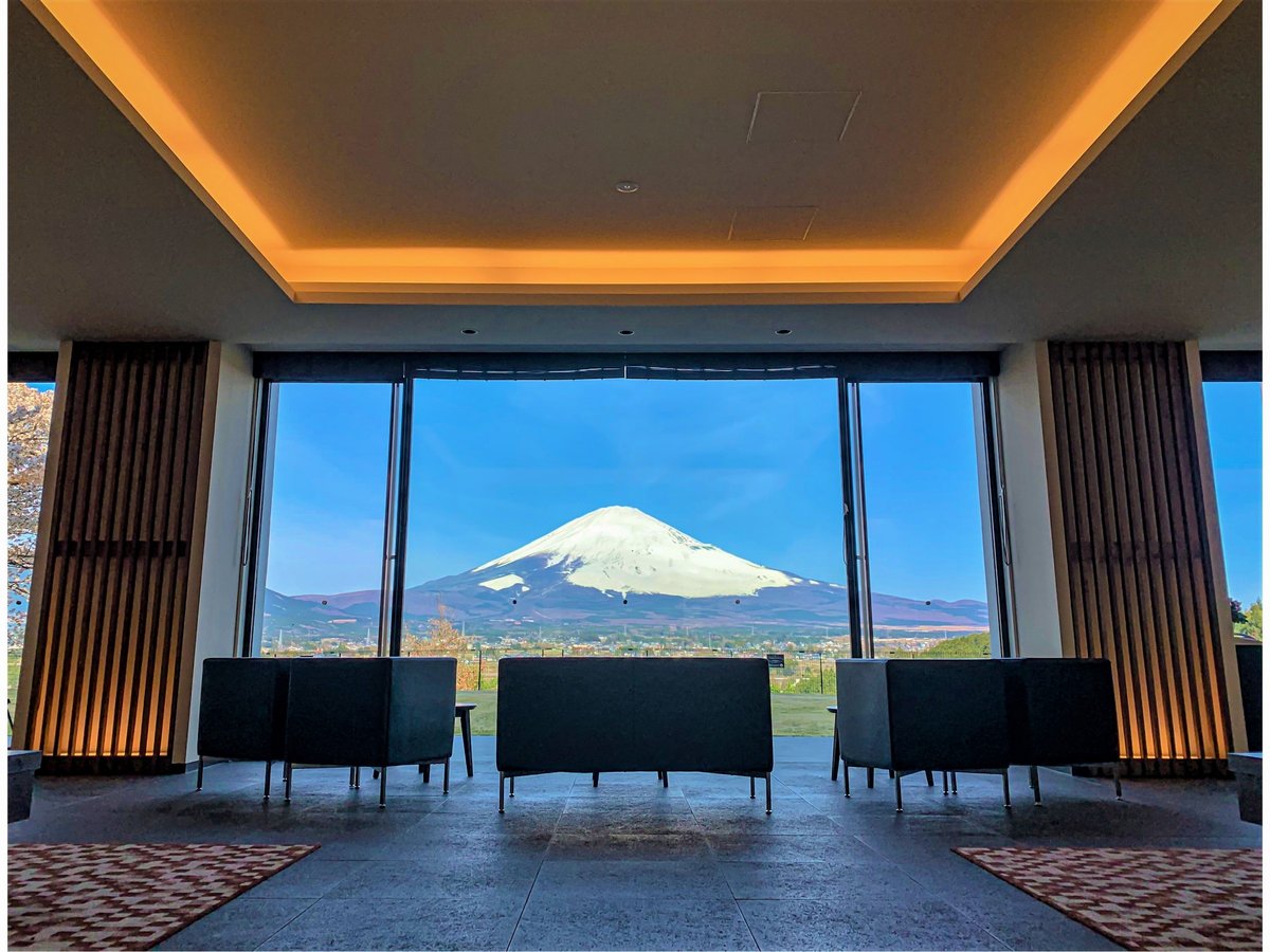 ロビーから富士山の絶景がご覧頂けます！