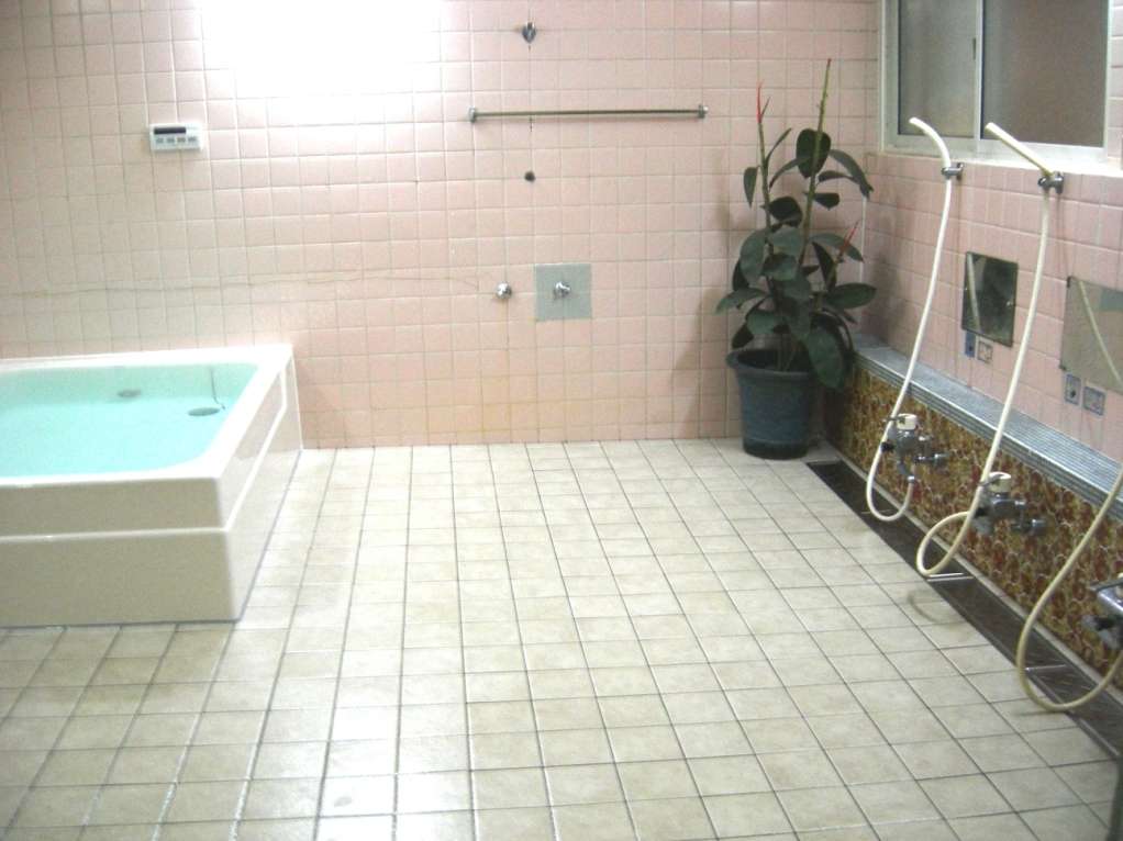 広さ８畳の風呂場で、浴槽の容量８００Ｌです。