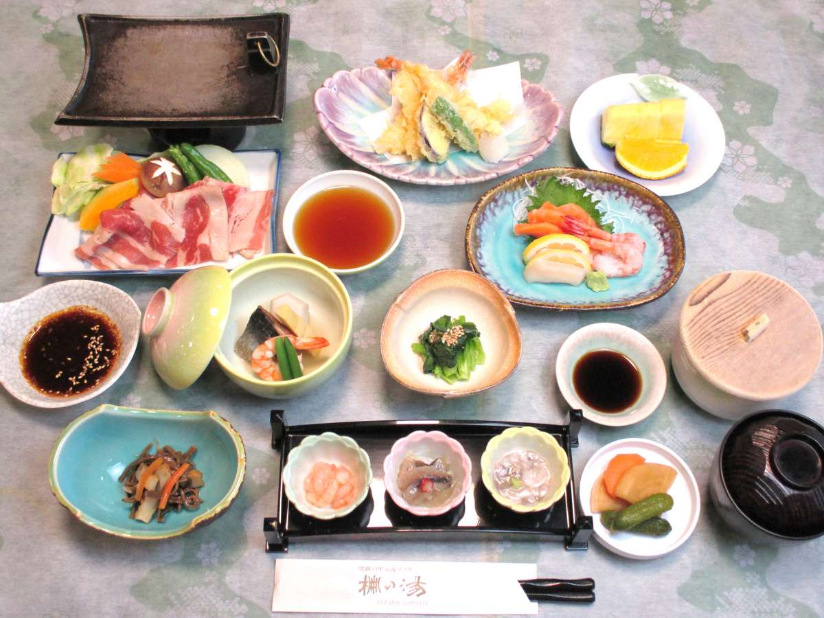 お夕食の一例。秋田の地場食材を使用した料理をお出しいたします！