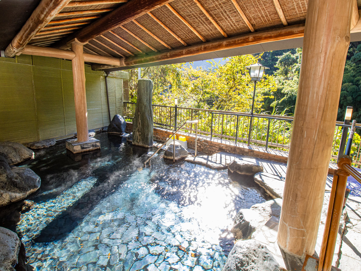 露天風呂【滝の湯】泉質豊富な自家源泉をゆったりとお愉しみください
