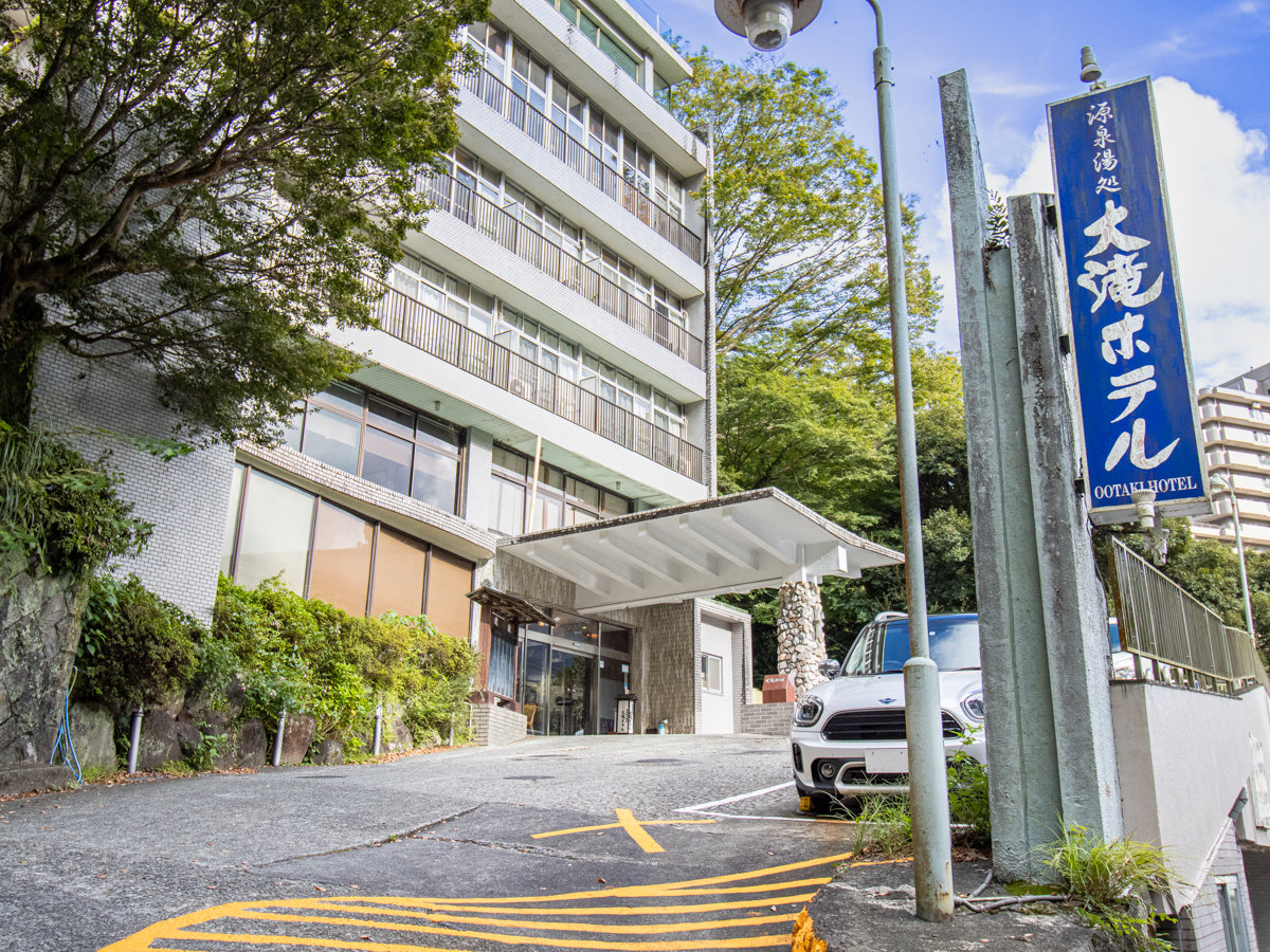 湯河原温泉の名勝「不動滝」に隣接しています