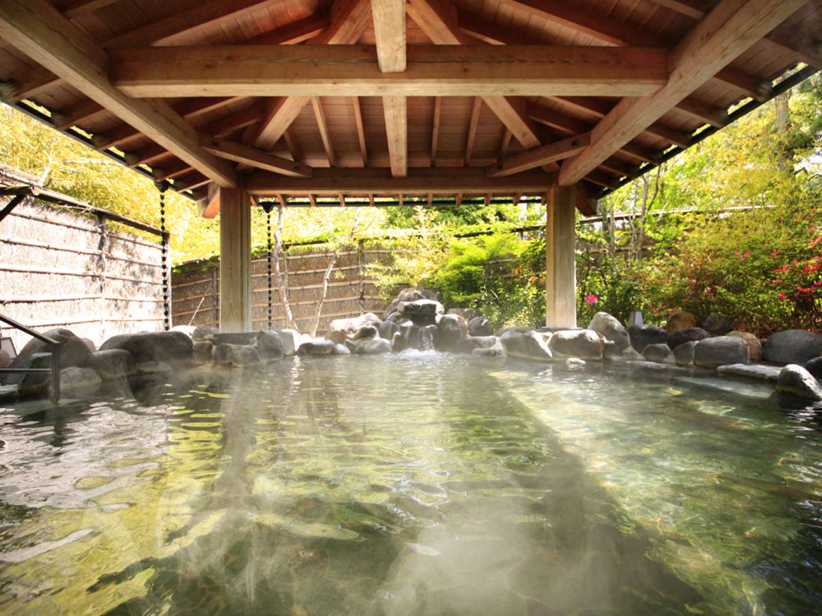 露天風呂『神嘗の湯』…岩沼屋の温泉は源泉から近く、良質なお湯が豊富に注がれています