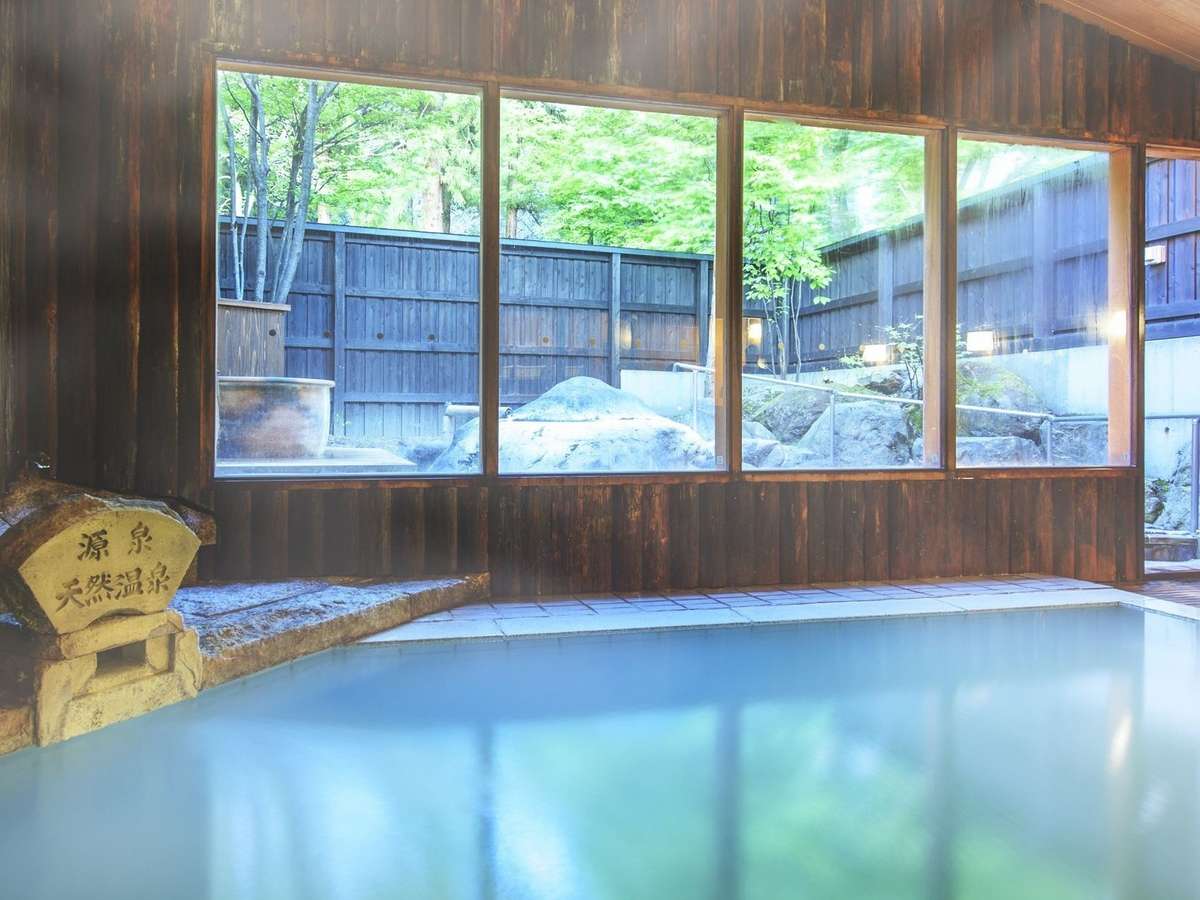 【大浴場】蔵王の自然に包まれながら入る「蔵王岩の露天風呂」付き