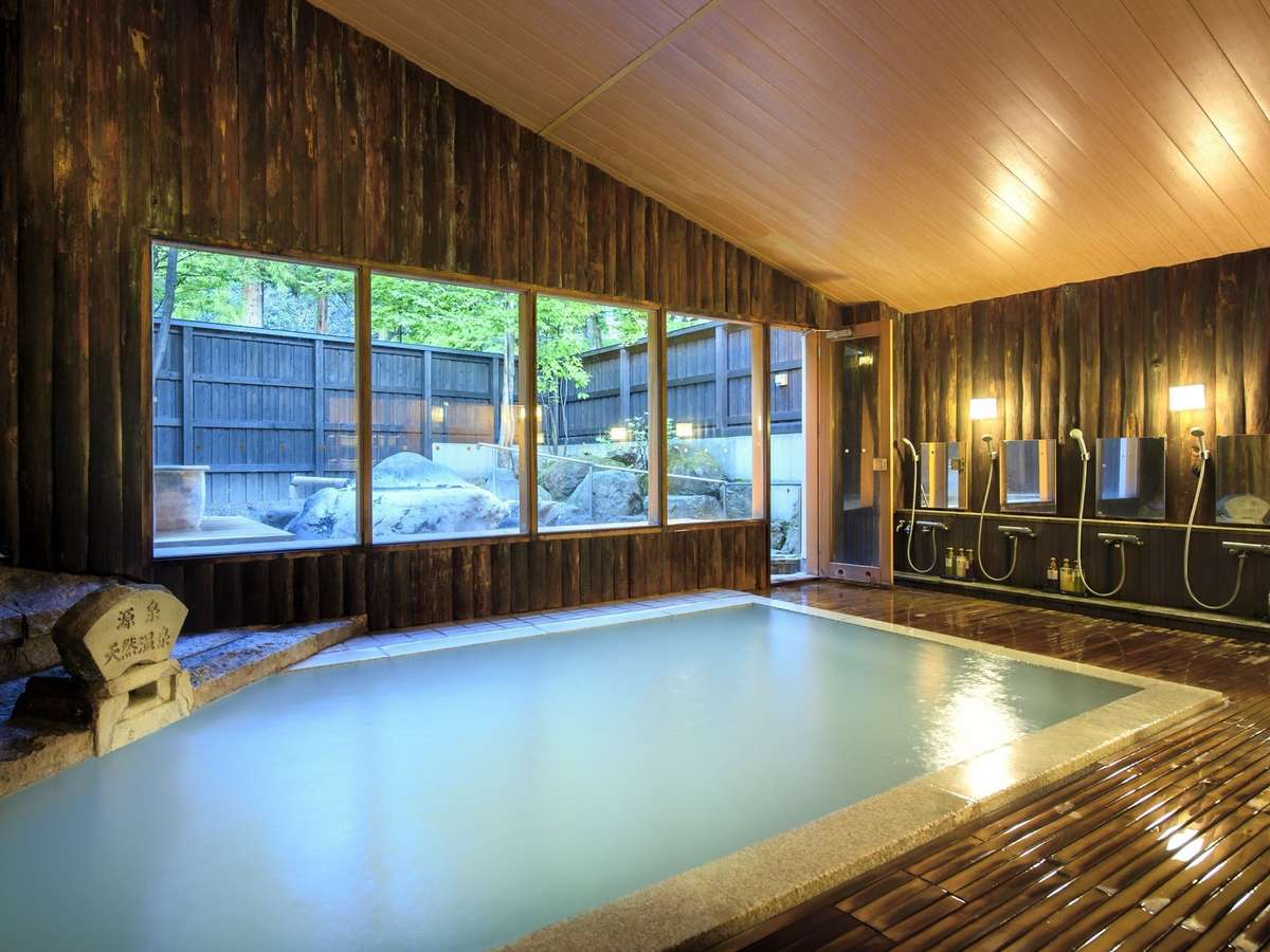 【名湯で心和む】あたたかな木造りの雰囲気が漂う大浴場。「蔵王岩の露天風呂」付き、24時間入浴可能