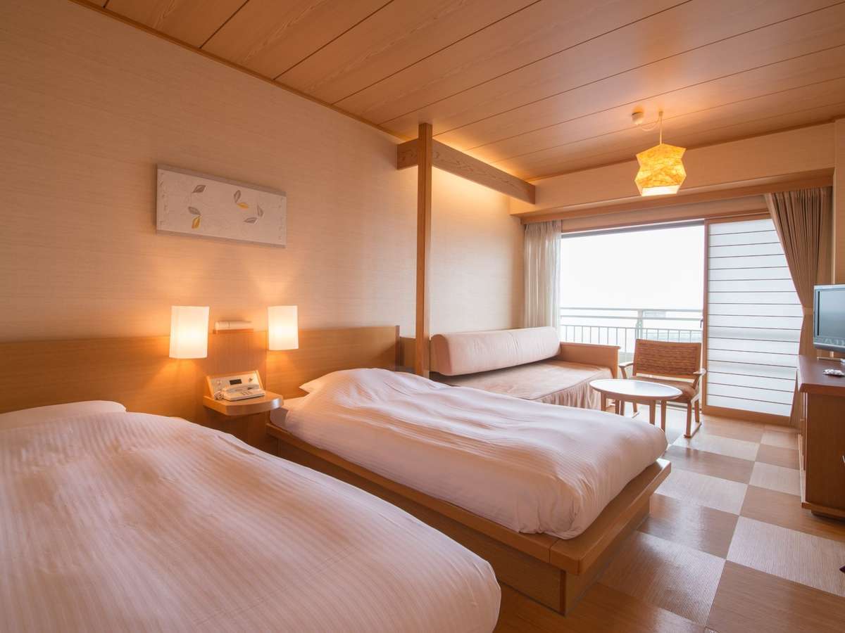 【客室】奥のソファーをベッドにしてトリプル対応も可