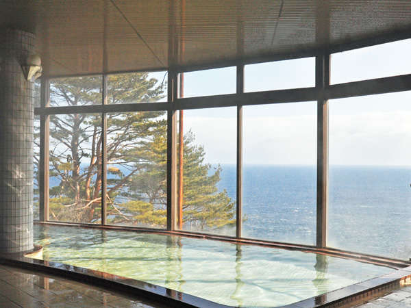 【展望大浴場】大きなガラス窓から紺碧の海と空が一望できます。絶景は冬場がおすすめです。