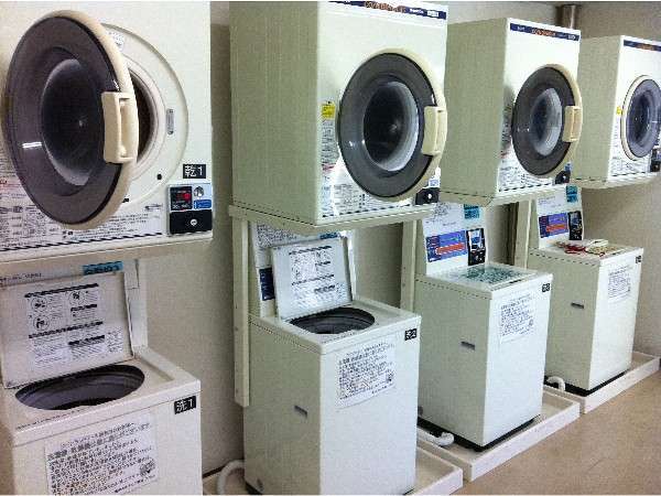 【２階コインランドリー】洗濯機は１回２００円、乾燥機は３０分１００円です。