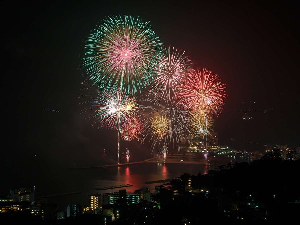 【熱海海上花火大会】カラフルな花火が夜空を彩ります