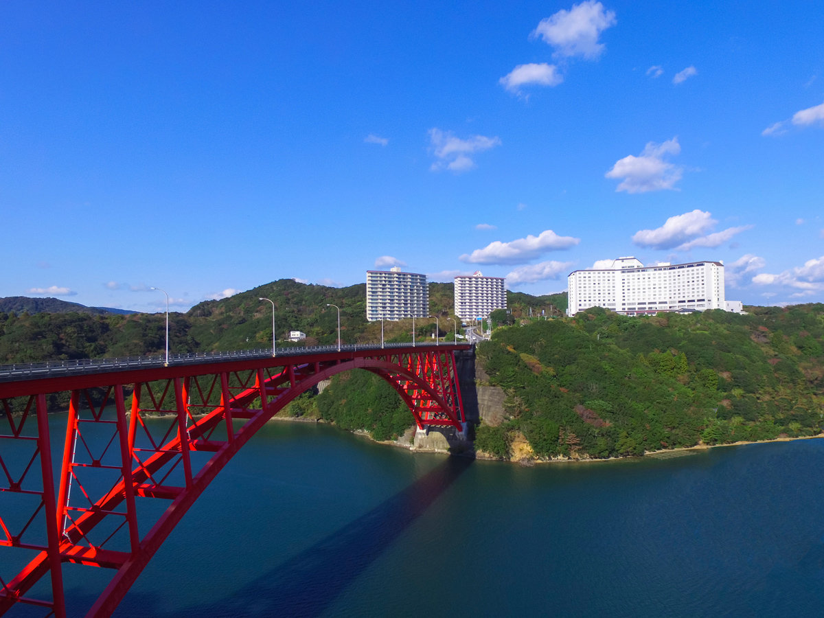 【ホテル景観】伊勢志摩の豊かな自然と的矢湾にかかる的矢湾大橋が織り成す美しい風景をお楽しみください。