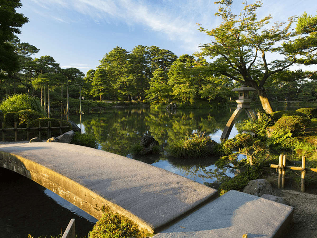 ホテルより徒歩約3分。日本三名園の一つ兼六園。季節によって変わる風景をお楽しみください。