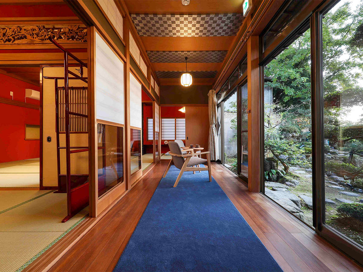 ・＜廊下＞大きな窓から、鯉が泳ぐ美しい日本庭園を望むことができます