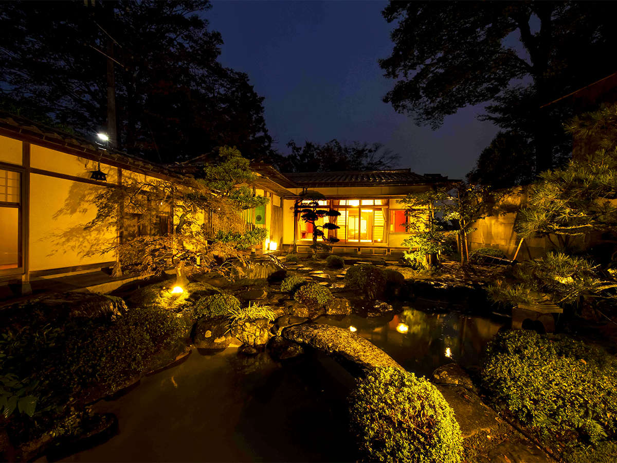 ・＜日本庭園＞夜はライトアップされ昼とはまた違った雰囲気を楽しめます