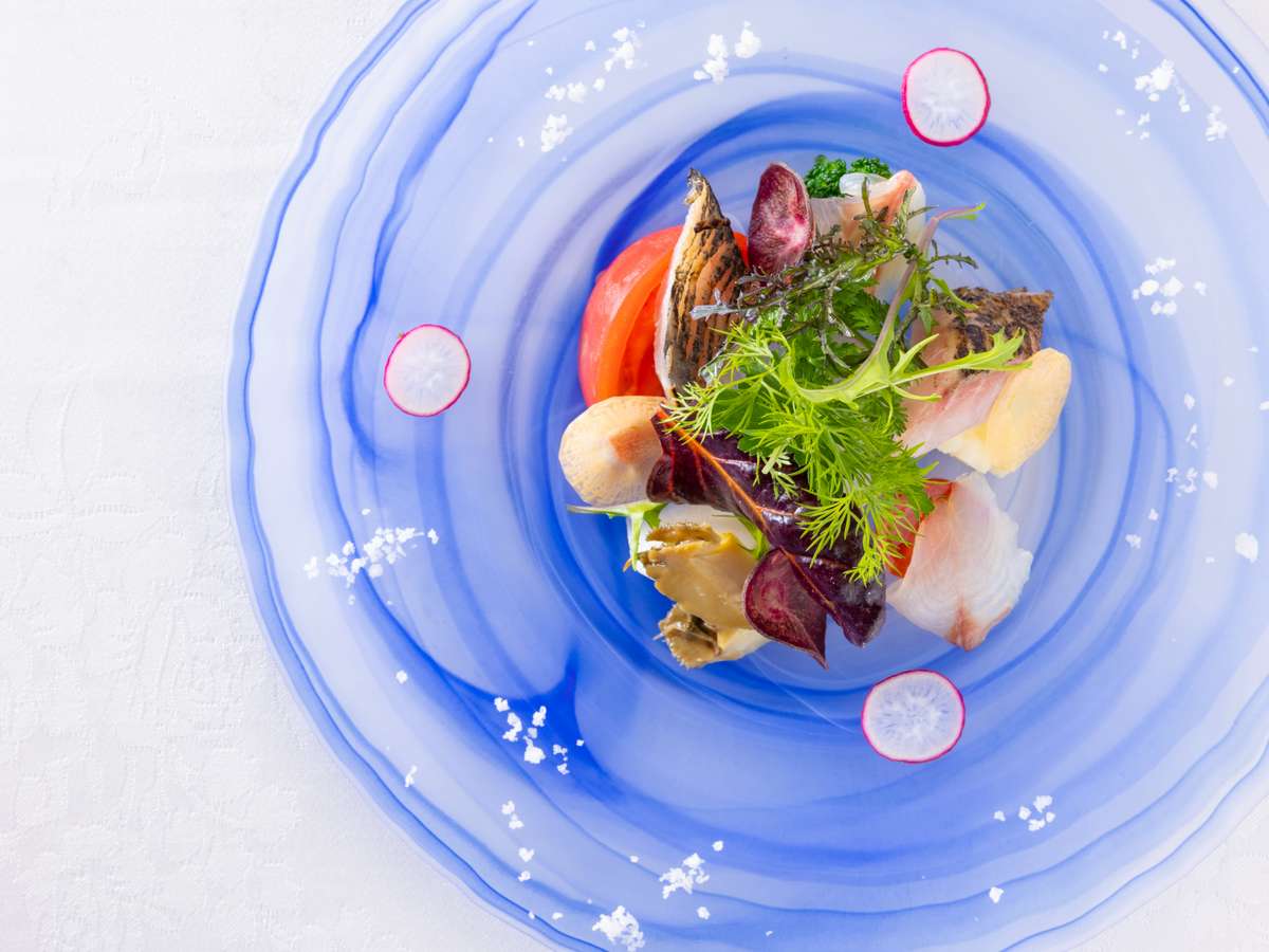 伊豆川奈港直送鮮魚と野菜のマリアージュサラダ(ディナーの一例)