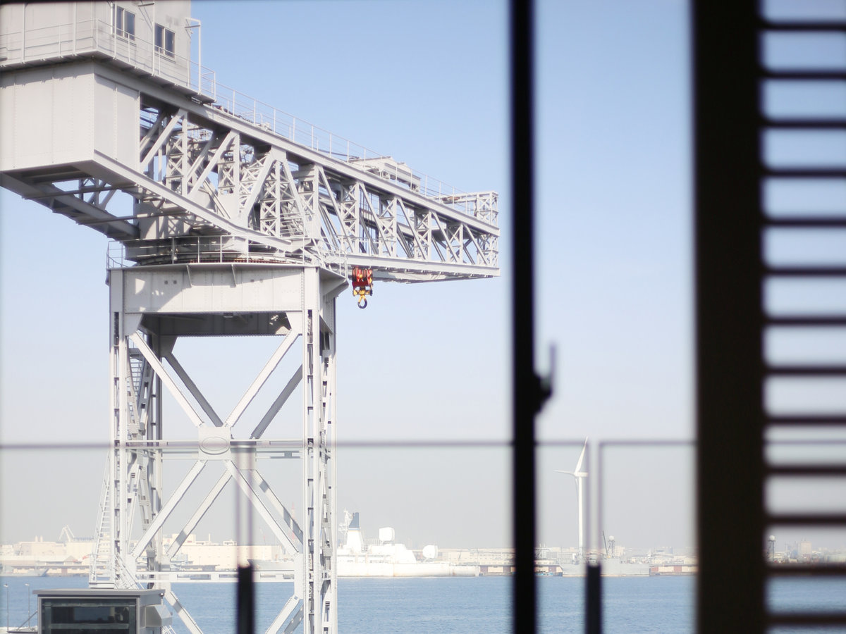 【客室からの眺望】新港ふ頭のシンボル「ハンマーヘッドクレーン」。1914年竣工、横浜港のクレーン第1号。