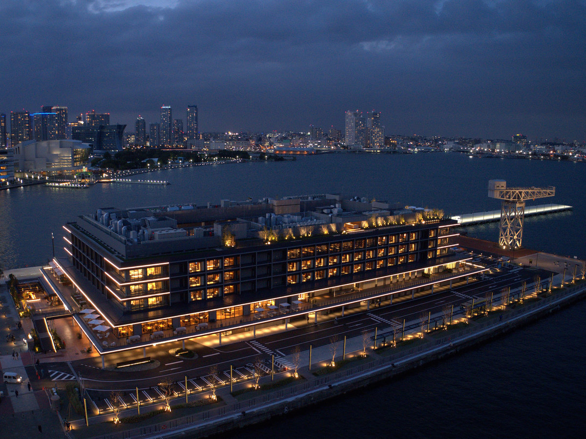 ホテル外観　新港ふ頭に建つ新名所「横浜ハンマーヘッド」に隣接。海からのアクセスも可能