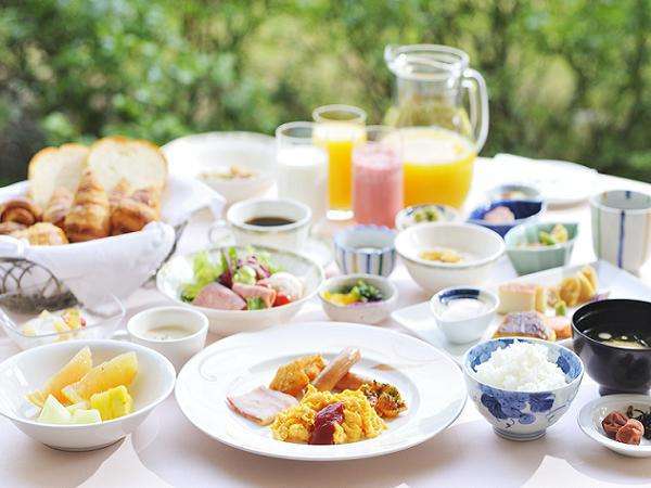 *【朝食・バイキング(一例)】庭園に面したレストランで、50種以上のバイキング朝食♪