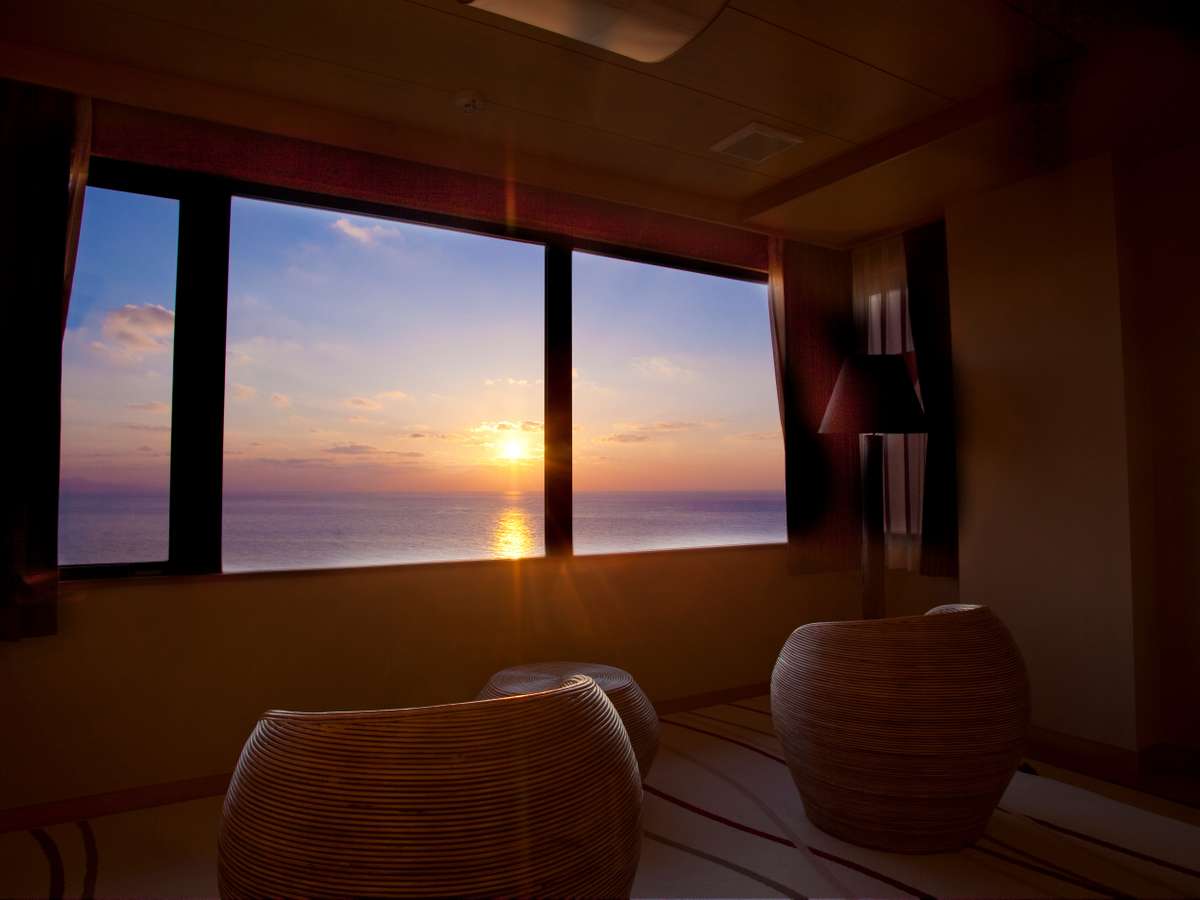 【最上階特別室「天空」】最上階特別室から一望する雄大な日本海と夕日絶景で心癒されて。
