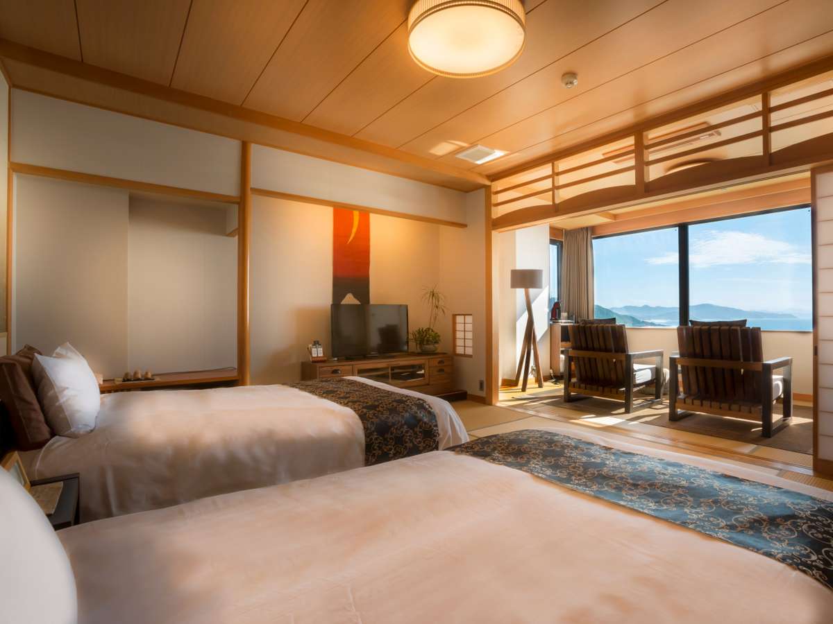 【最上階特別室「天海」】オーシャンビューの絶景と、寝心地抜群のシモンズ製のセミダブルベッドの客室。