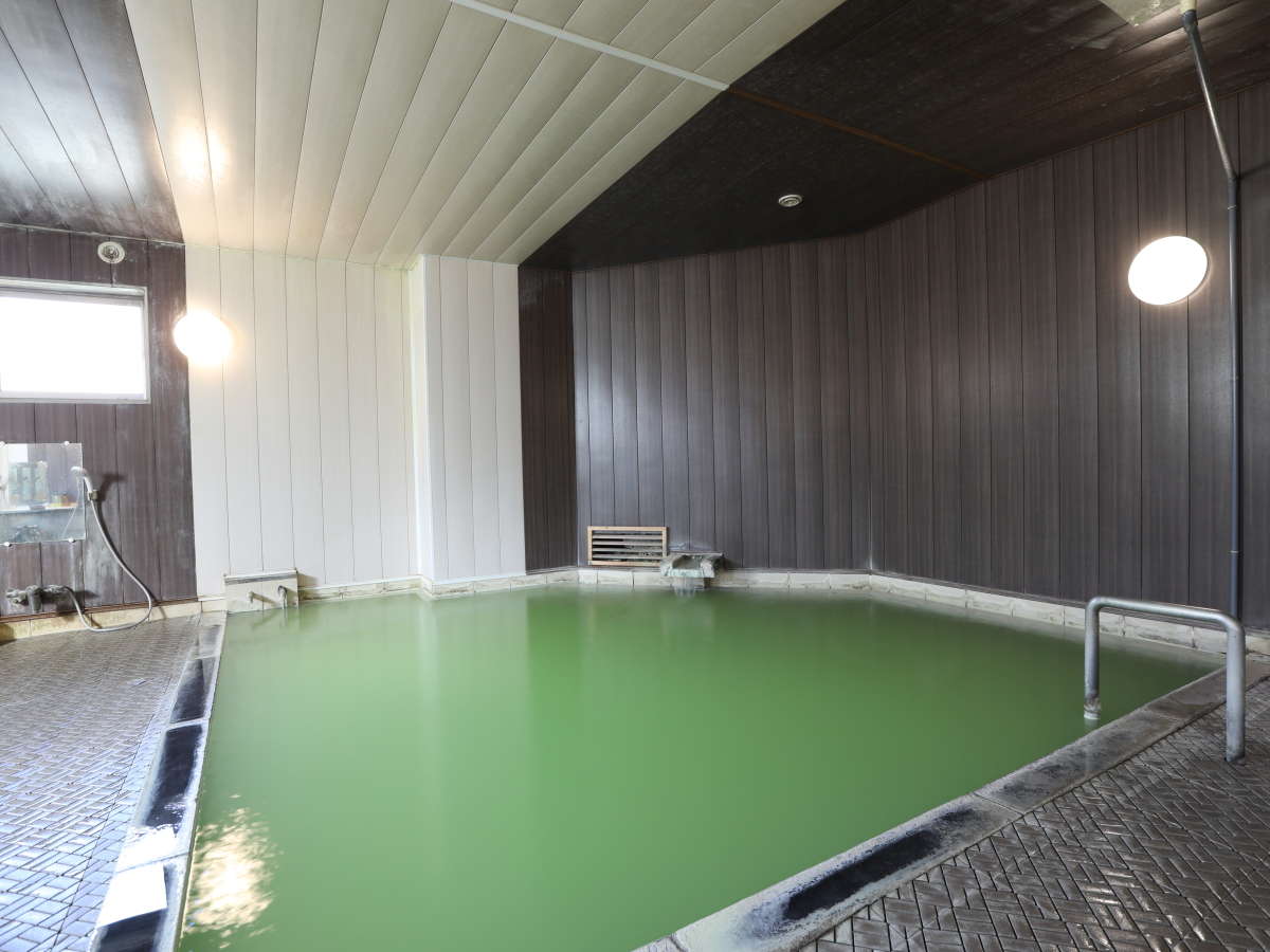 温泉　大浴場　乳緑色の温泉をお楽しみください。