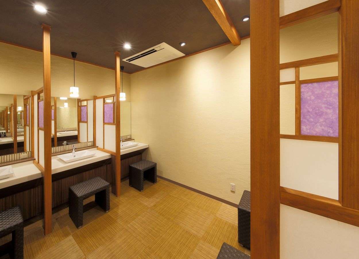 【静寂とまごころの宿 七重八重】温泉大浴場（バリアフリー対応）のパウダールーム