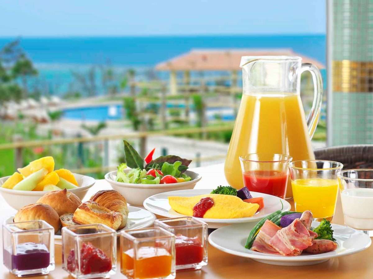 インターナショナル料理に沖縄テイストを取り入れた、約100種類の豊富な朝食ブッフェでリゾートの朝を！