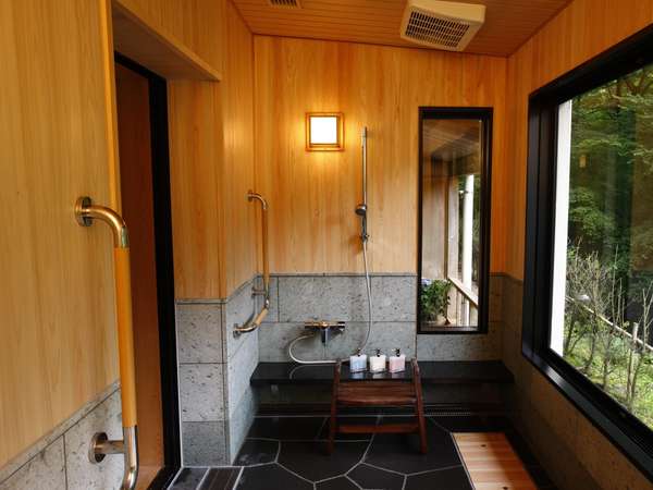 【ホテルはつはな】ひのき風呂付き和洋室ユニバーサルスタイルの浴室の洗い場