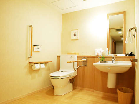 【ホテルはつはな】ひのき風呂付き和洋室ユニバーサルスタイルのトイレ