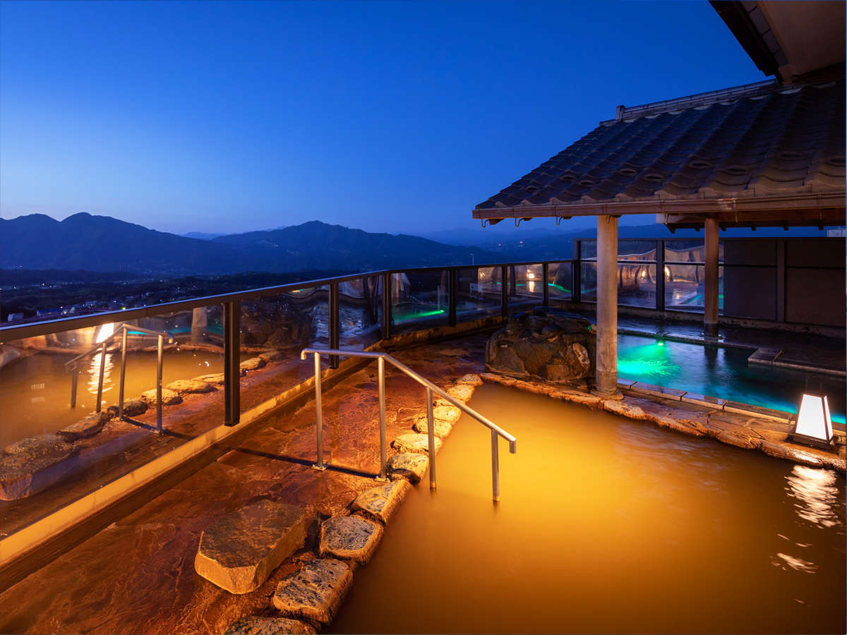 8階展望露天風呂から見える街並みと、榛名山のコントラストはまさに絶景！