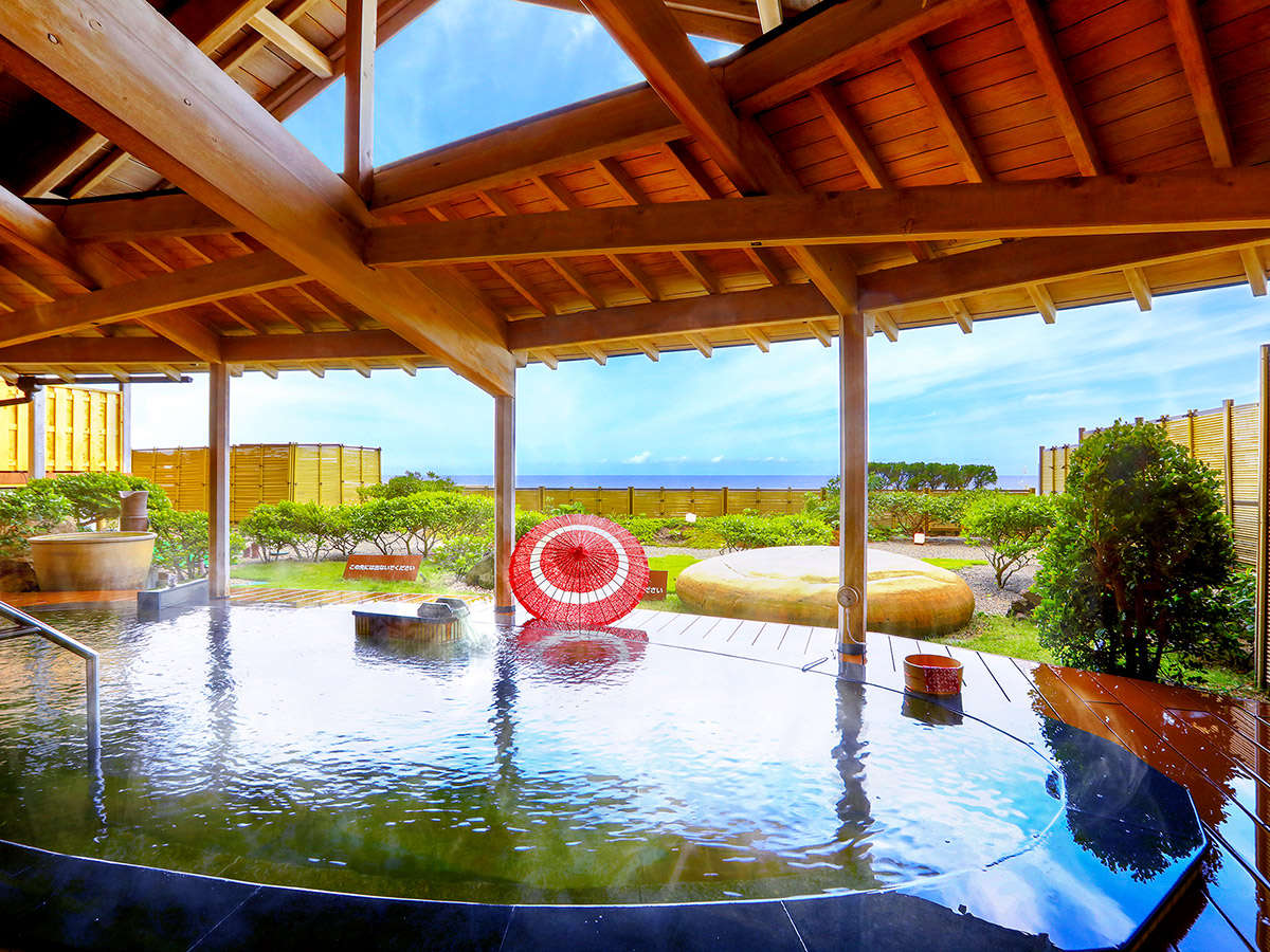 「日本海」男性露天風呂／無色透明のトロっとした塩化物泉は、汗の蒸発を防ぐ保温効果があります。