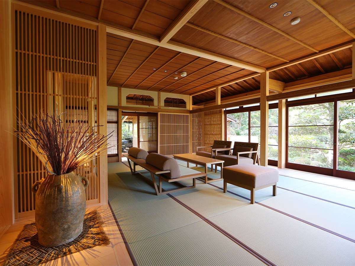 【別邸 相生】木のぬくもりと日本文化の良さを感じられる和モダンテイストのリビングルームです。